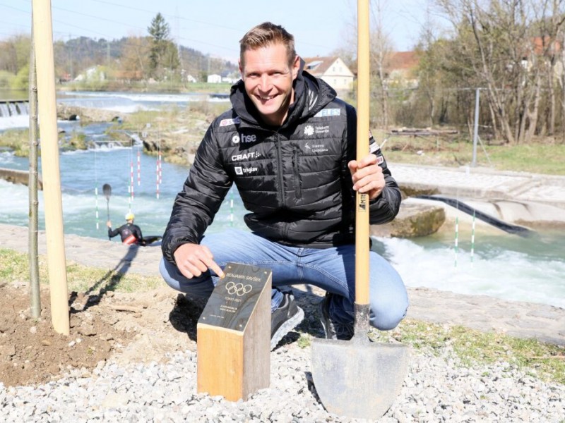 Andraž Vehovar, Peter Kauzer and Benjamin Savšek planted linden trees in Tacen 