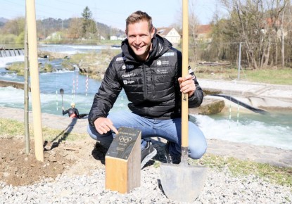 Andraž Vehovar, Peter Kauzer and Benjamin Savšek planted linden trees in Tacen 